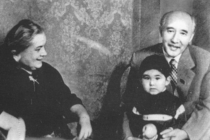 С женой Валентиной Николаевной и внуком Ельдаром (1952)
