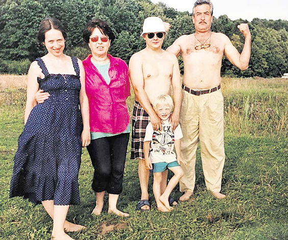 С семьей: дочь Екатерина, Нелли Корниенко, внук Николай с отцом, муж Юрий