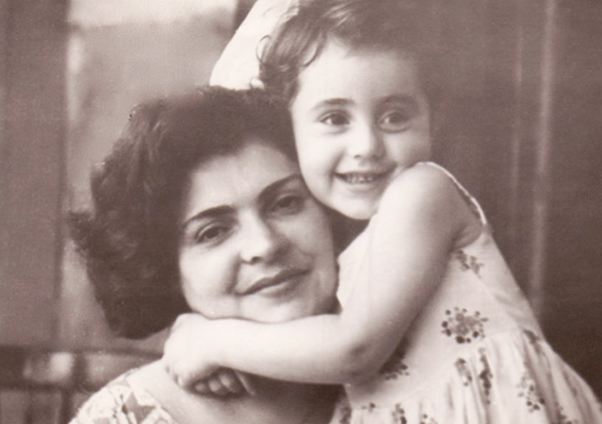 Ирина Отиева с мамой в детстве
