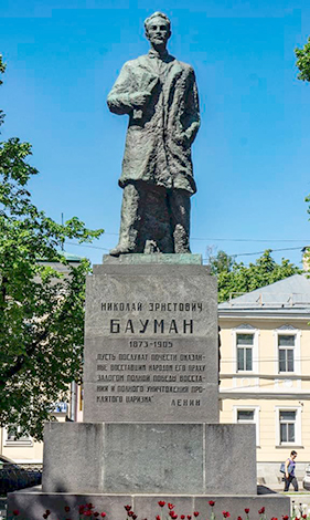 Памятник Николаю Бауману на Елоховской площади в Москве