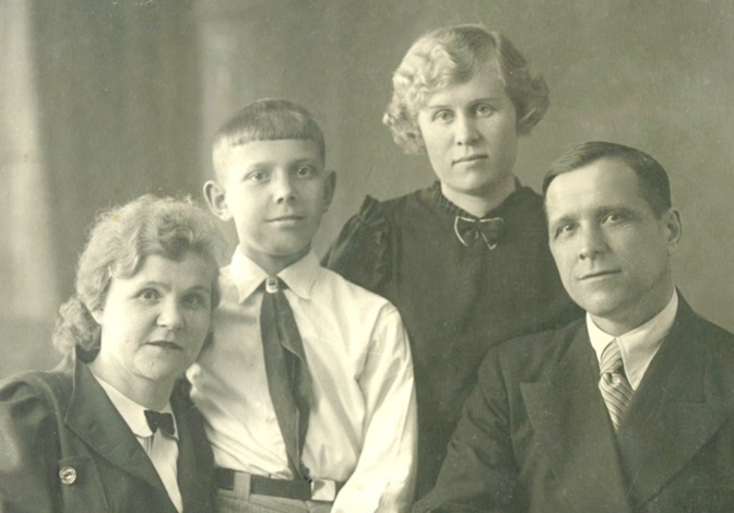 Евгений Чазов с двоюродной сестрой и родителями