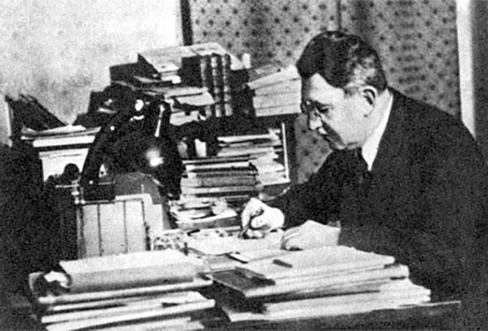 Яков Перельман в рабочем кабинете (1934)