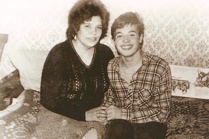 Вячеслав Жеребкин с мамой в юности