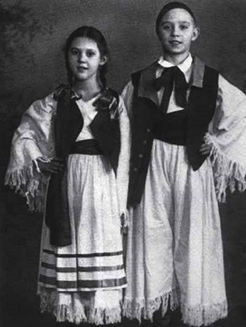 Юрий Григорович (справа) в юности