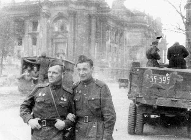 Военные корреспонденты Михаил Светлов и Иван Нарциссов в Берлине
