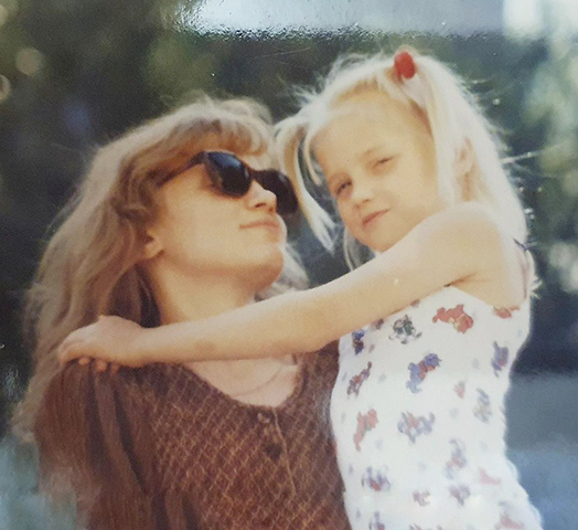 Алина Ланина в детстве с мамой