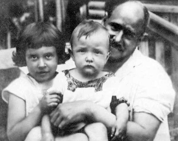 А. Туполев с сыном Алексеем и дочерью Юлией (1927 г.)