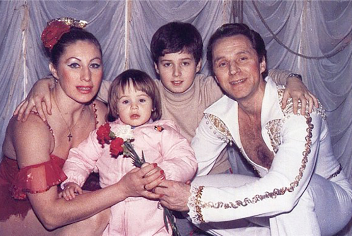 Алексей Уланов и Людмила Смирнова с детьми