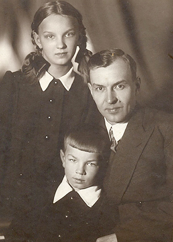 Андрей Вознесенский с папой Андреем и сестрой Натальей