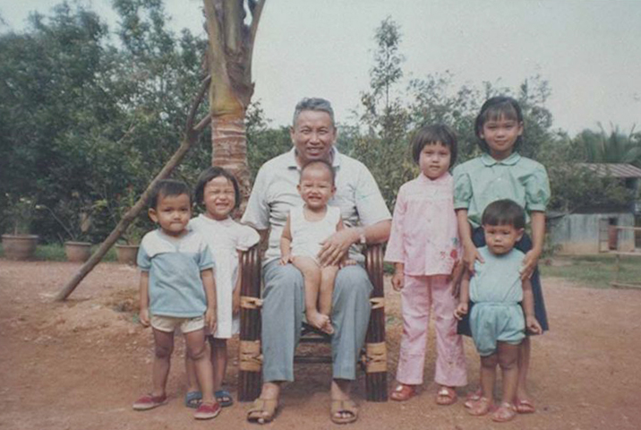 Пол Пот позирует со своими внуками в Анлонг Венг в 1980-х годах