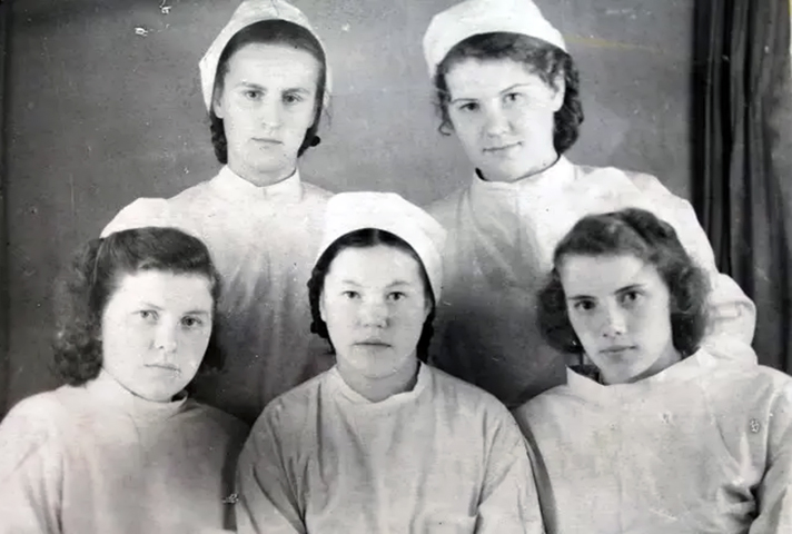 Ольга Фокина (снизу, в центре) во время учебы в мед. училище