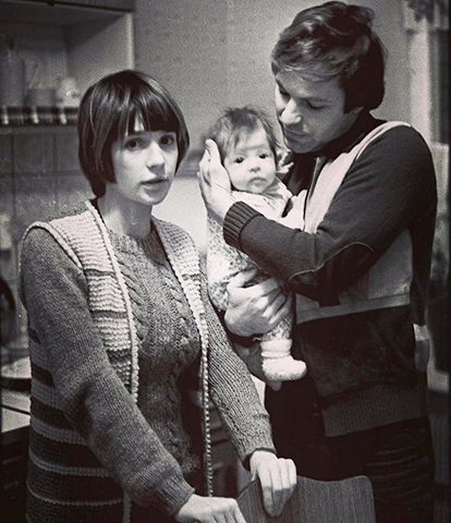 Анна Нахапетова в детстве с родителями