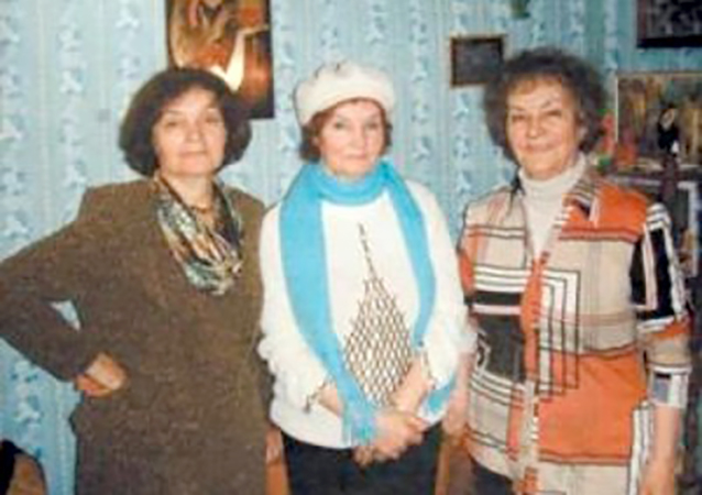 Евгения Шмелева (в центре) с сестрами