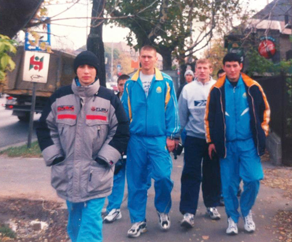 Геннадий Головкин (на переднем плане) в юности