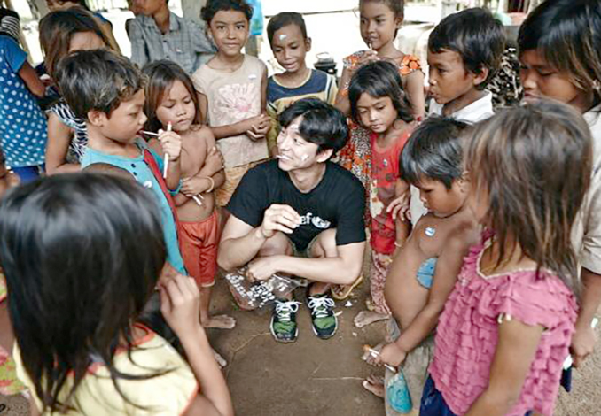 Кон Ю с камбоджийскими детьми как посол ЮНИСЕФ