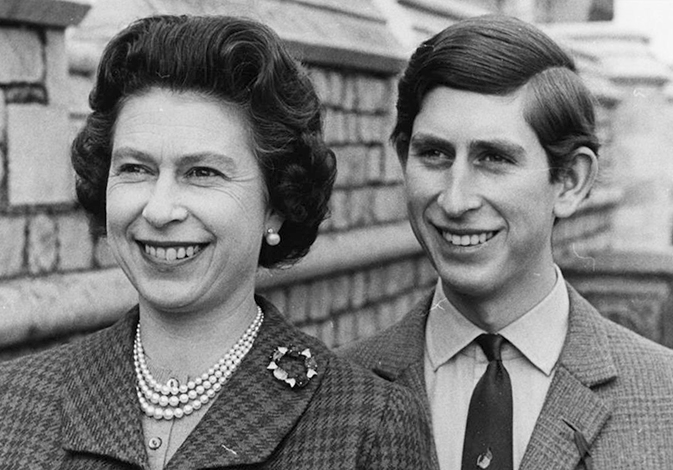 Принц Чарльз в молодости с матерью