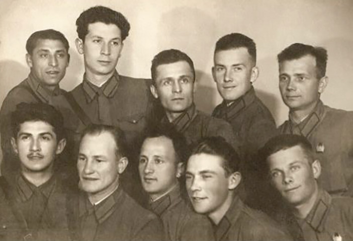 Борис Сичкин (второй слева сверху) в годы войны