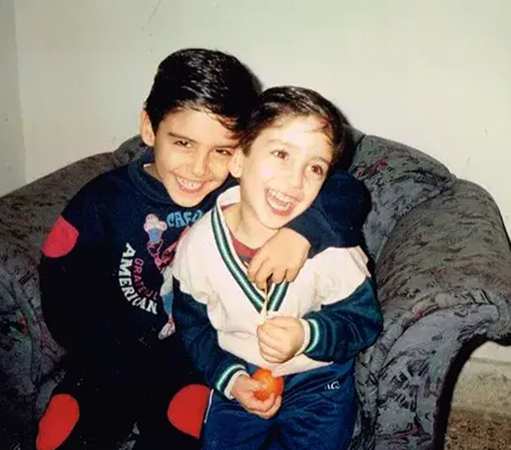 Омар Боркан аль-Гала в детстве с братом Айном