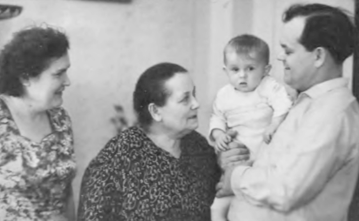 С внуком Борисом, женой Раисой Павловной (слева) и мамой Марией Артемьевной