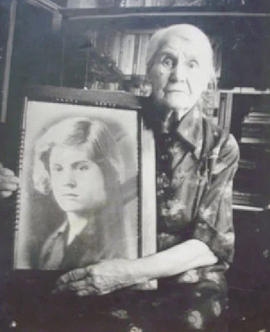Клавдия Лукьяновна (мама) с портретом дочери