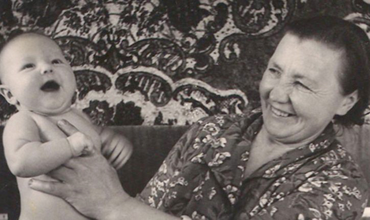 Мария Киселева с бабушкой в младенчестве