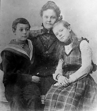 Жена Елизавета Владимировна с детьми