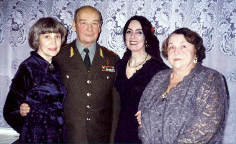 Слева направо: Ольга Васнецова, Сергей Соколов, Татьяна Смертина (поэт), Мария Самойловна (жена)