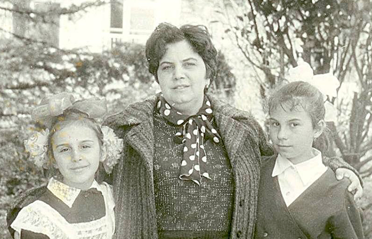 Сусанна (слева) с матерью Галиной и сестрой Эвелиной