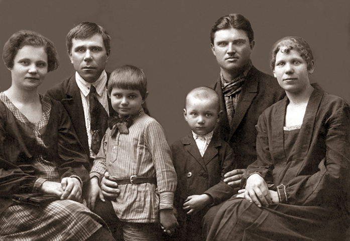 Порфирий Иванов (в правой части) с женой Ульяной и сыном Андреем. Слева сестра Аннушка с мужем и дочерью