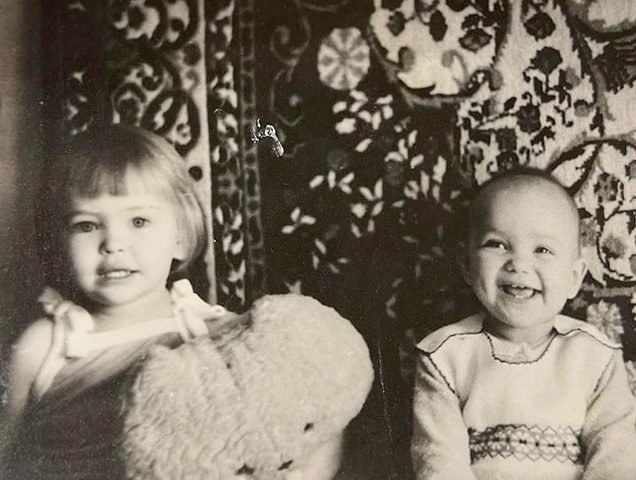 Ирина Шейк (справа) с сестрой Татьяной в детстве