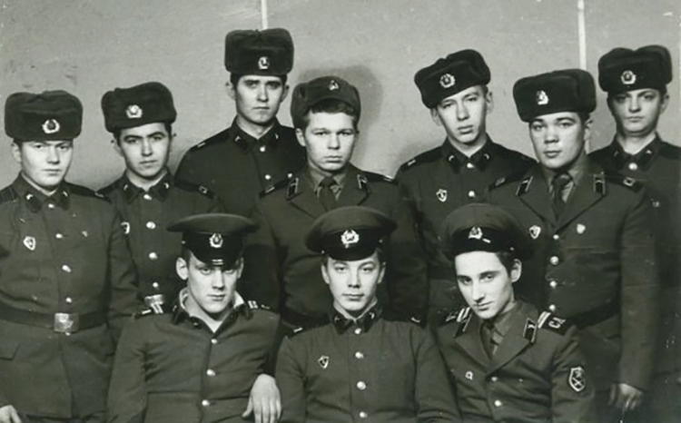 Александр Марцинкевич (снизу справа) в армии
