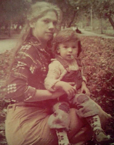 Дмитрий Мазуров с мамой в детстве