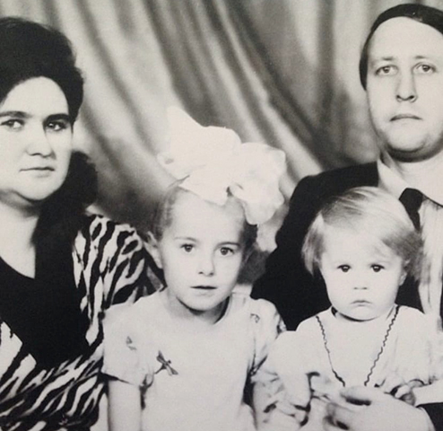 Валентина Мазунина (вторая справа) с родителями и сестрой в детстве
