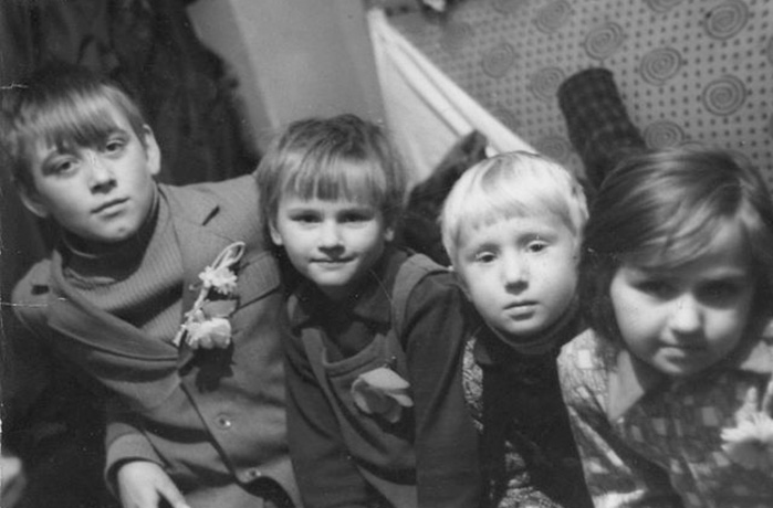 Сергей Крутиков (второй справа) в детстве