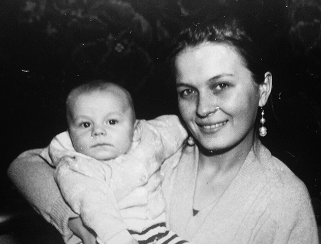 Кирилл Кузнецов с мамой в детстве