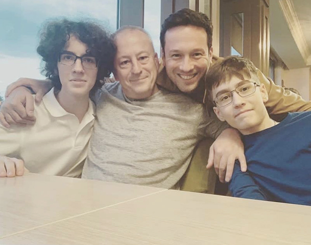 Дмитрий Мазуров с отцом и сыновьями