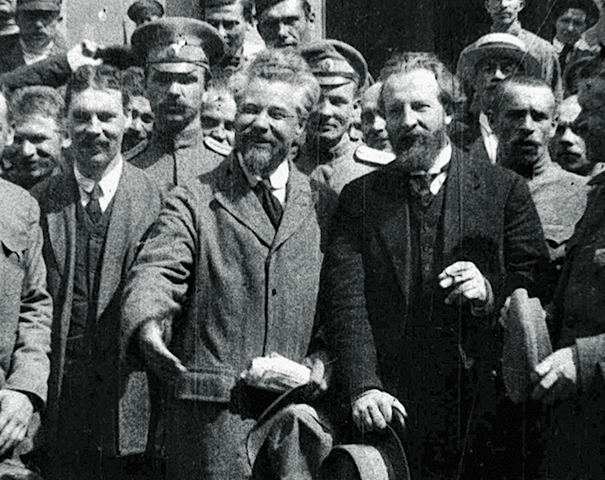 Министр земледелия Виктор Чернов c министром внутренних дел Николаем Авксентьевым на митинге в Петрограда в 1917 году