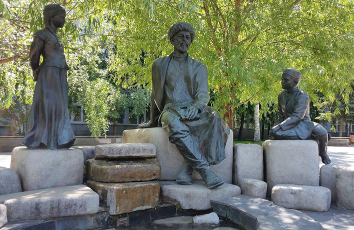 Памятник Мифтахетдину Акмулле в г. Уфа, напротив БГПУ