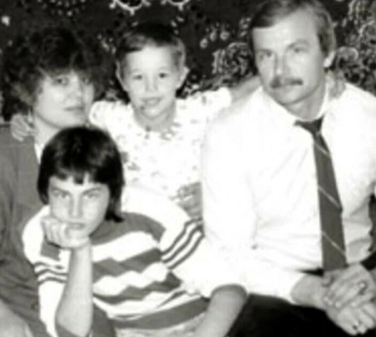 Илья Ковальчук с сестрой и родителями в детстве