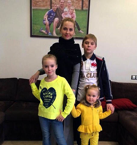 Жена Юлия с детьми