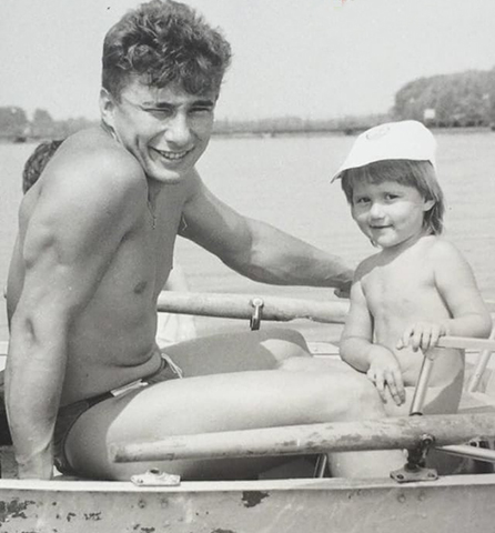Алена Омаргалиева с отцом в детстве