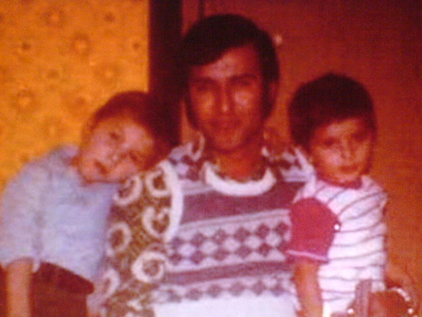 Таркан (справа) с отцом и братом