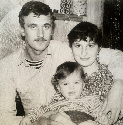 Василий Степанов в детстве с родителями