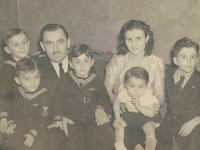 Нэнси Пелоси (у мамы на руках) с семьей