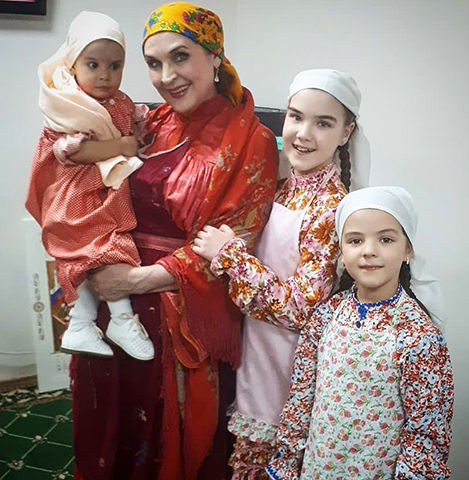 Раушания Юкачева с внучками Динарой, Сабиной (справа) и Зубайдой, дочерью актера Алмаза Гараева