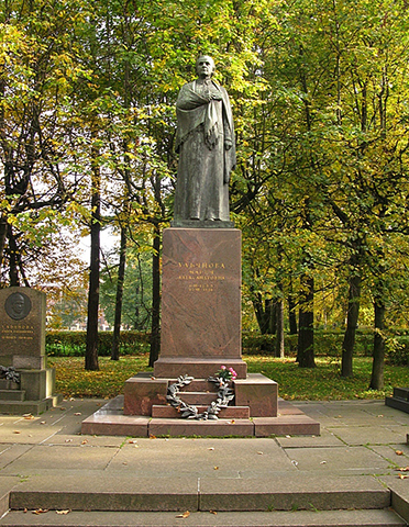 Могила Марии Ульяновой на Волковском кладбище