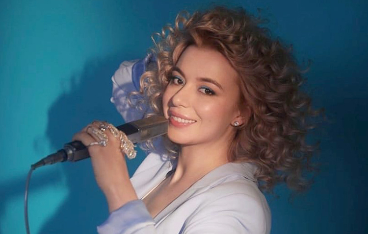 Певица Соня Кузьмина