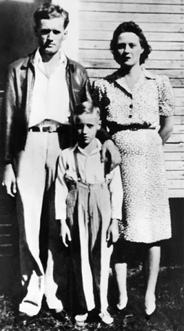 Элвис Пресли с родителями в детстве