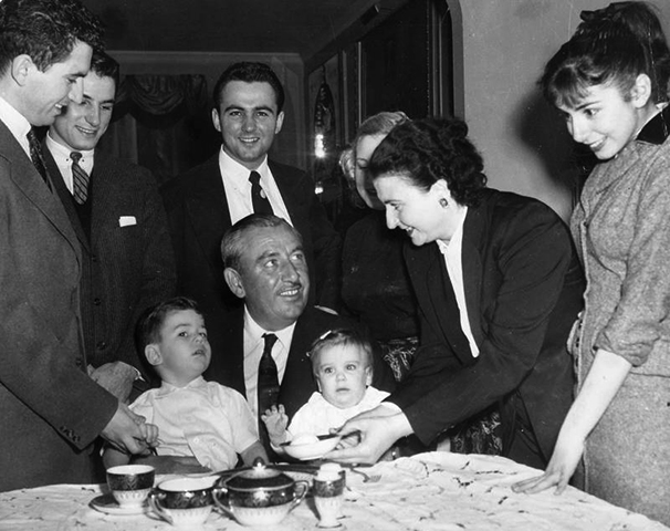 Семья Д'Алесандро за обеденным столом. Нэнси крайняя справа.