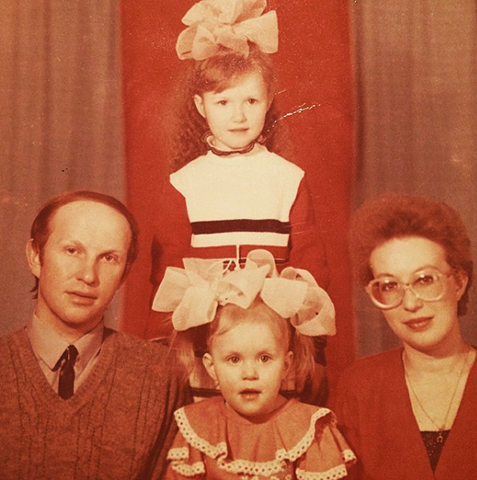 Ксения Седунова (снизу) с родителями и сестрой
